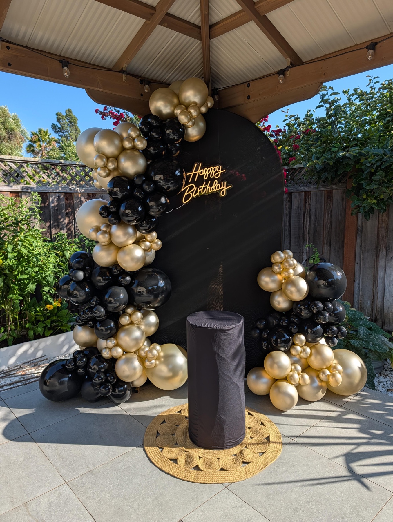 Black and gold balloon backdrop for a 50th birthday celebration